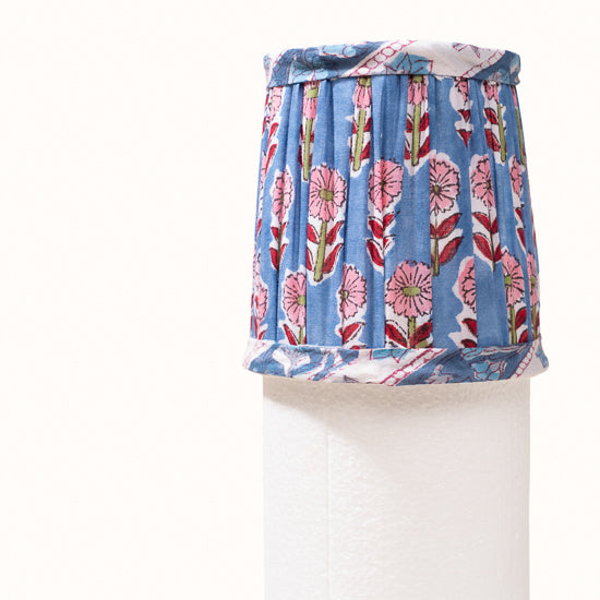 Abat Jour bleu plissé denim imprimé fleurs roses, rouges & vertes.