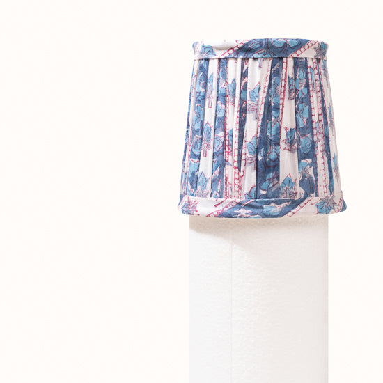 Abat Jour plissé bleu et blanc imprimé fleurs bleu turquoise.