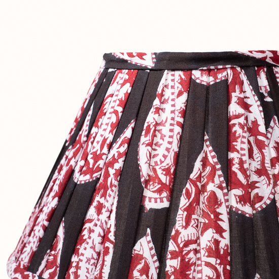 Abat Jour plissé noir imprimés cachemire rouge.