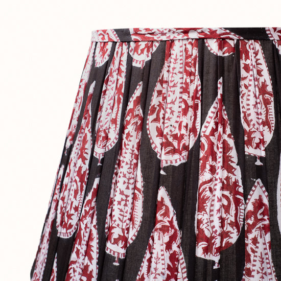 Abat Jour plissé noir imprimés cachemire rouge.