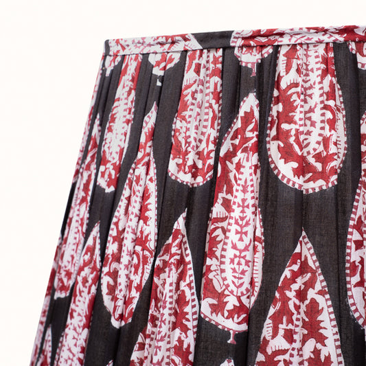 Abat Jour plissé noir imprimés cachemire rouge.