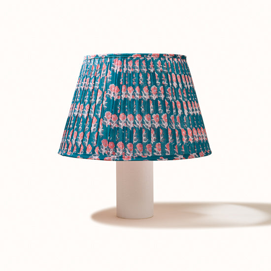 Abat Jour plissé turquoise imprimé fleurs roses.