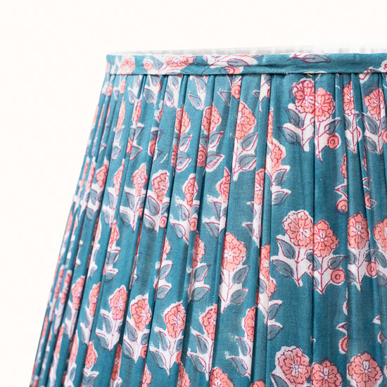 Abat Jour plissé turquoise imprimé fleurs roses.