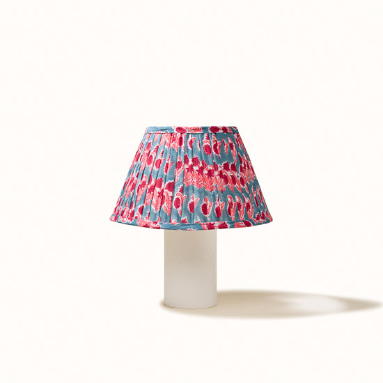 Abat Jour plissé bleu denim imprimé fleurs rose framboise.