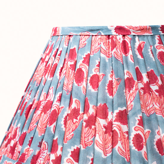 Abat Jour plissé bleu denim imprimé fleurs rose framboise.