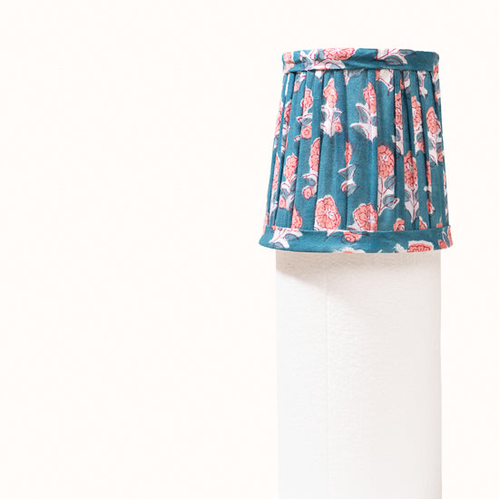 Abat Jour plissé turquoise imprimé fleurs roses.