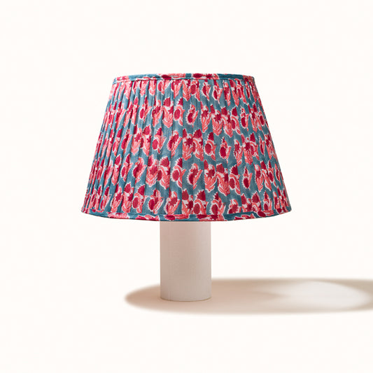 Abat Jour plissé bleu denim imprimé fleurs rose framboise.