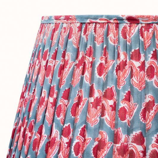 Abat Jour plissé bleu denim imprimé fleurs rose framboise.