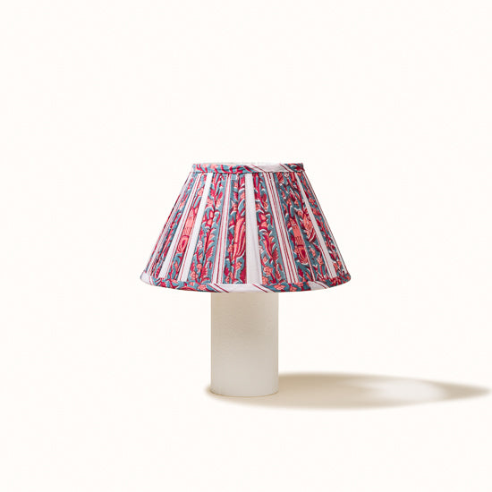 Abat Jour plissé blanc omprimé bleu denim et saumon.