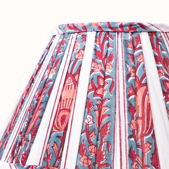 Abat Jour plissé blanc omprimé bleu denim et saumon.