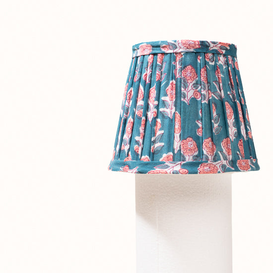Abat Jour plissé turquoise imprimé fleurs roses.