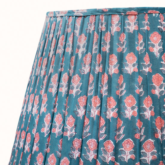 Abat Jour plissé turquoise imprimé fleurs roses.