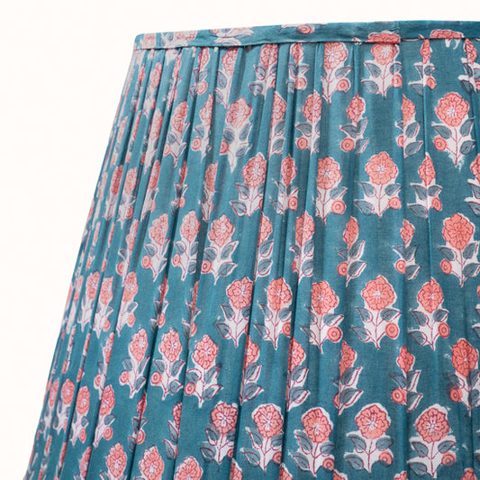 Abat Jour plissé turquoise imprimé fleurs roses.