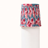 Abat Jour plissé bleu denim imprimé fleurs rose framboise
