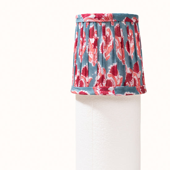 Abat Jour plissé bleu denim imprimé fleurs rose framboise.