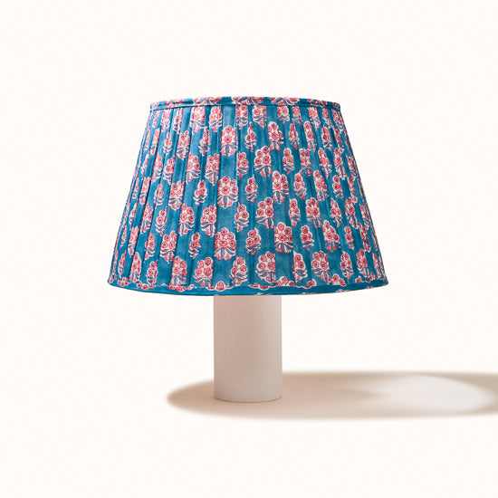 Abat Jour plissé bleu denim imprimé fleurs roses.