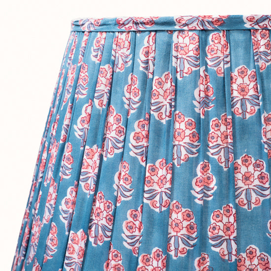Abat Jour plissé bleu denim imprimé fleurs roses.