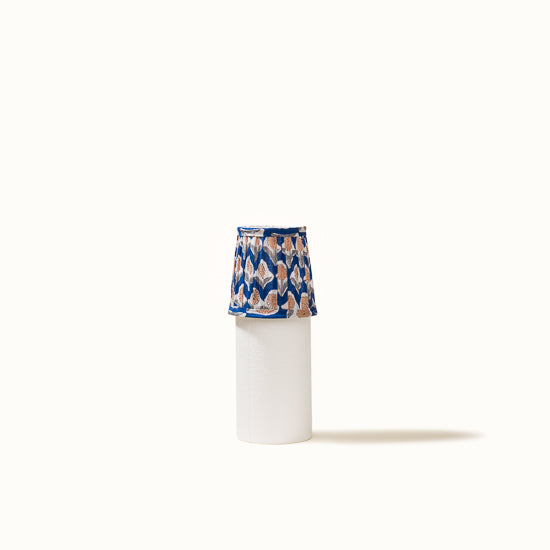 Abat Jour plissé bleu nuit imprimé fleurs beige sable.