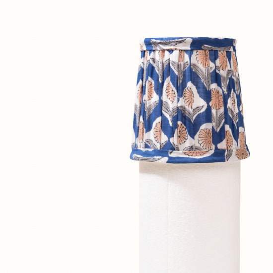 Abat Jour plissé bleu nuit imprimé fleurs beige sable.