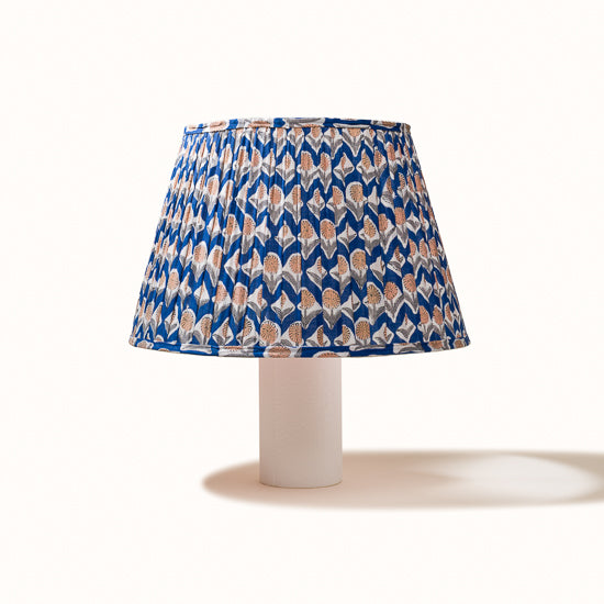 Abat Jour plissé bleu nuit imprimé fleurs beige sable.