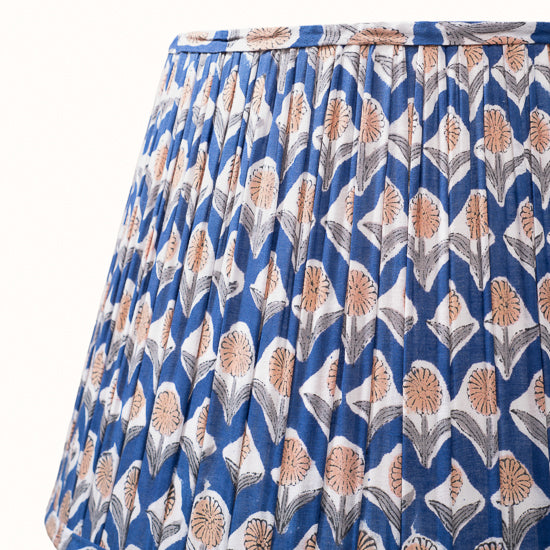 Abat Jour plissé bleu nuit imprimé fleurs beige sable.