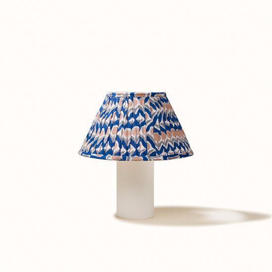 Abat Jour plissé bleu nuit imprimé fleurs beige sable.