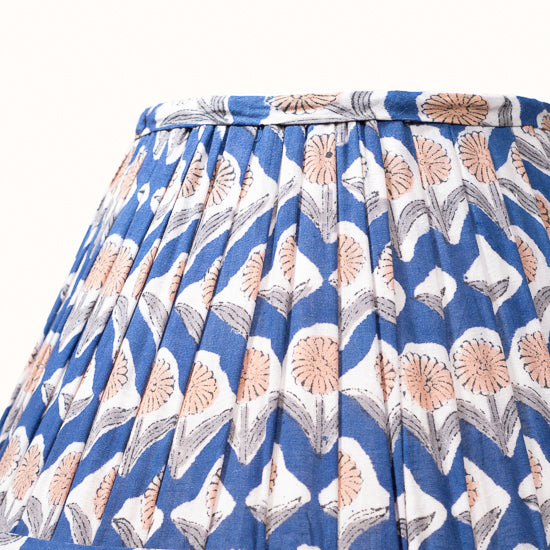 Abat Jour plissé bleu nuit imprimé fleurs beige sable.