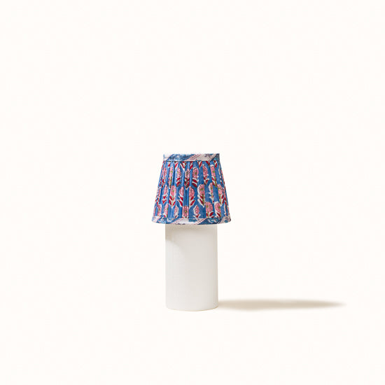 Abat Jour bleu plissé denim imprimé fleurs roses, rouges & vertes.