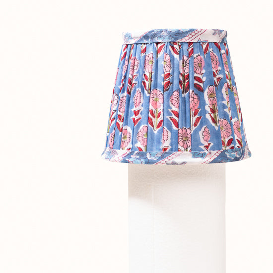 Abat Jour bleu plissé denim imprimé fleurs roses, rouges & vertes.