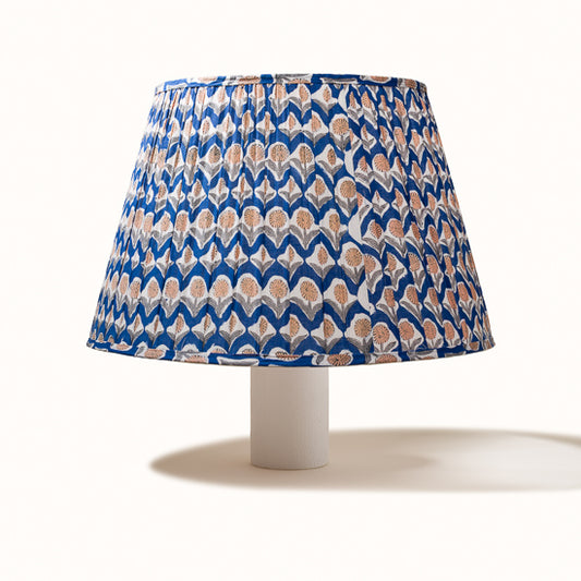 Abat Jour plissé bleu nuit imprimé fleurs beige sable.