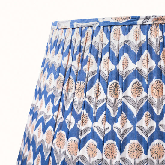 Abat Jour plissé bleu nuit imprimé fleurs beige sable.