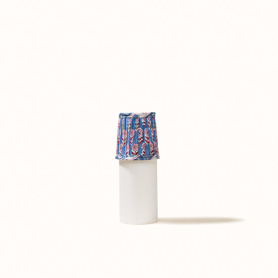 Abat Jour bleu plissé denim imprimé fleurs roses, rouges & vertes.