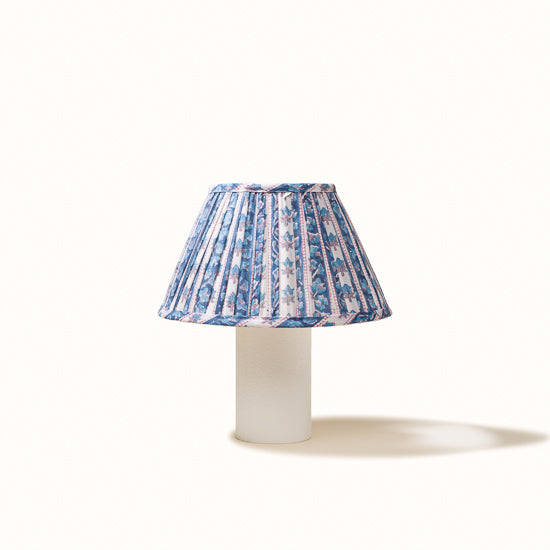 Abat Jour plissé bleu et blanc imprimé fleurs bleu turquoise.