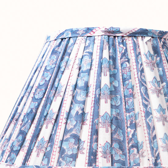 Abat Jour plissé bleu et blanc imprimé fleurs bleu turquoise.