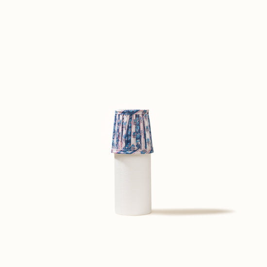 Abat Jour plissé bleu et blanc imprimé fleurs bleu turquoise.