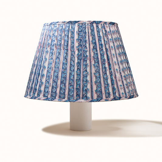 Abat Jour plissé bleu et blanc imprimé fleurs bleu turquoise.