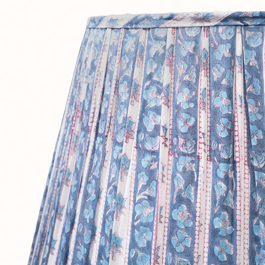 Abat Jour plissé bleu et blanc imprimé fleurs bleu turquoise.