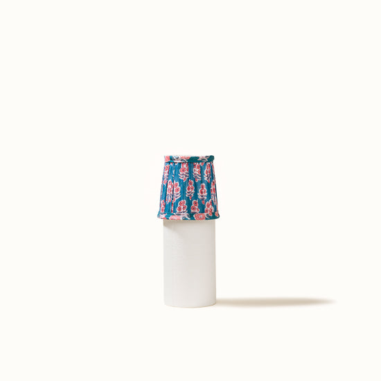 Abat Jour plissé bleu denim imprimé fleurs roses.