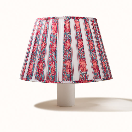 Abat Jour plissé blanc omprimé bleu denim et saumon.