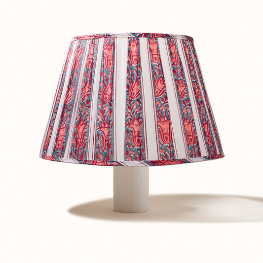 Abat Jour plissé blanc omprimé bleu denim et saumon.