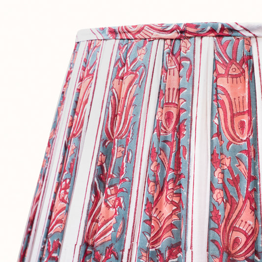 Abat Jour plissé blanc omprimé bleu denim et saumon.