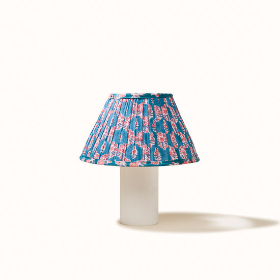 Abat Jour plissé bleu denim imprimé fleurs roses.