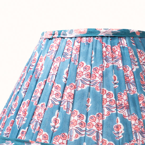 Abat Jour plissé bleu denim imprimé fleurs roses.