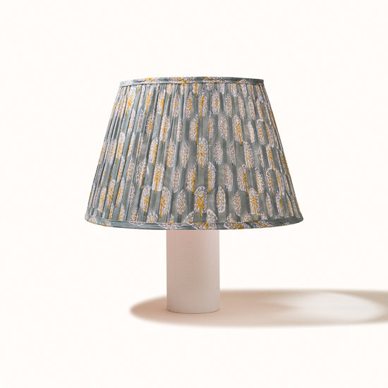 Abat Jour plissé vert de gris imprimé jaune safran.