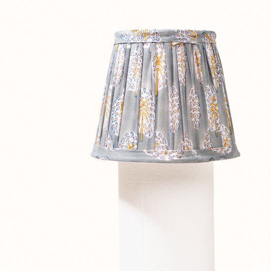 Abat Jour plissé vert de gris imprimé jaune safran.