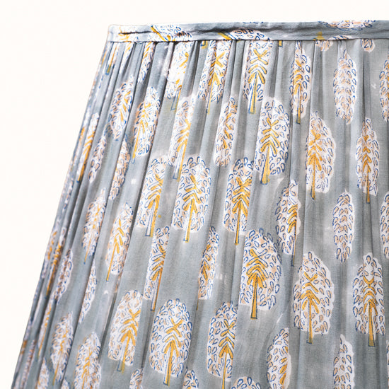 Abat Jour plissé vert de gris imprimé jaune safran.