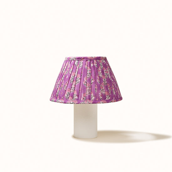 Abat Jour plissé lila imprimé fleurs roses.