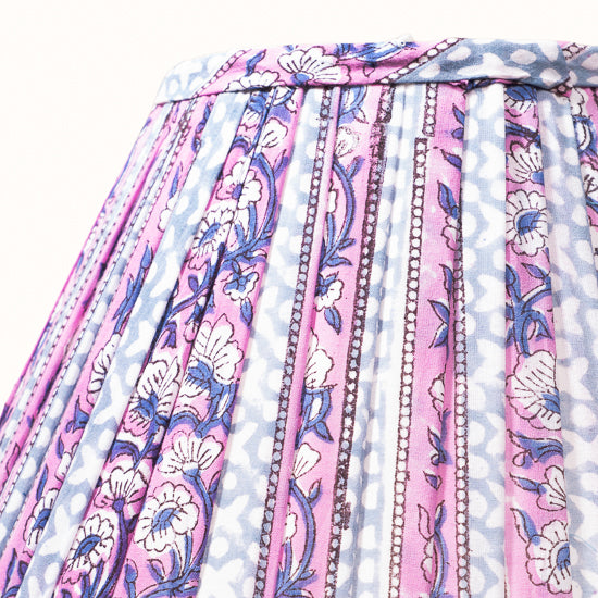 Abat Jour plissé rayé bleu gris et lila.