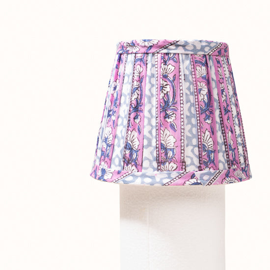 Abat Jour plissé rayé bleu gris et lila.