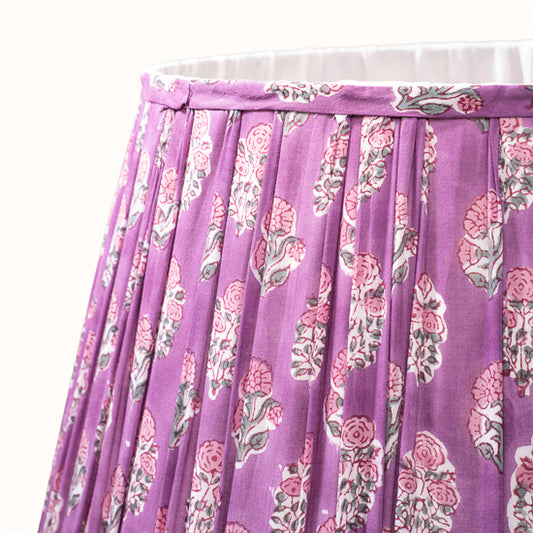 Abat Jour plissé lila imprimé fleurs roses.